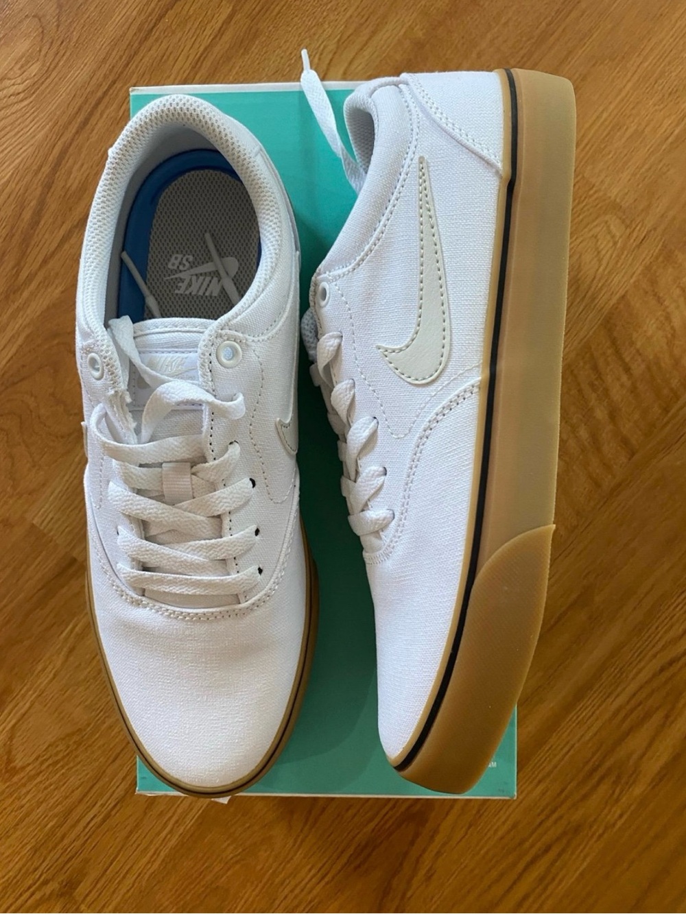 New men’s Sz 7.5 Nike White Canvas Shoes with Gum Outsole Womens Sz 9